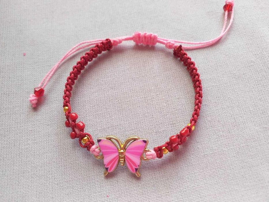 Pulseira em Macramê Borboleta Cereja