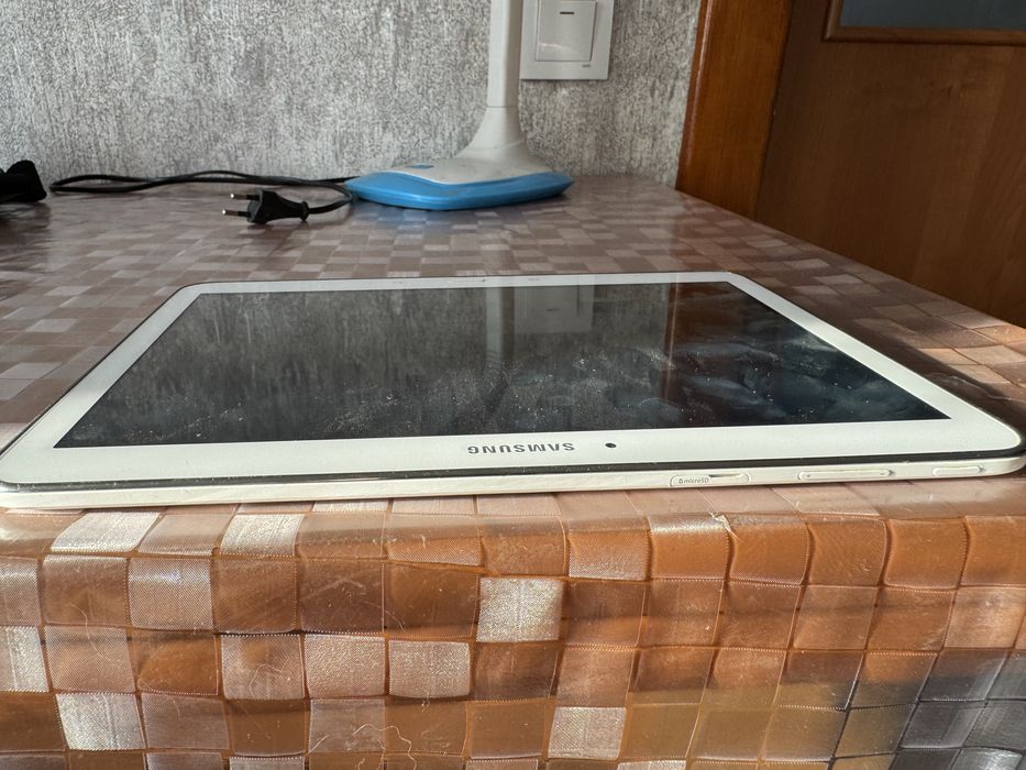 Планшет Samsung galaxy (SM-T530))