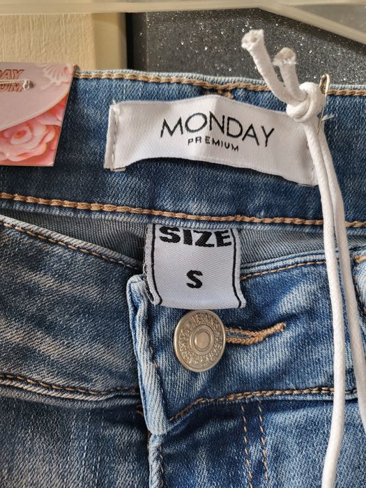 Jeansy MONDAY Premium dziury ,cyrkonie