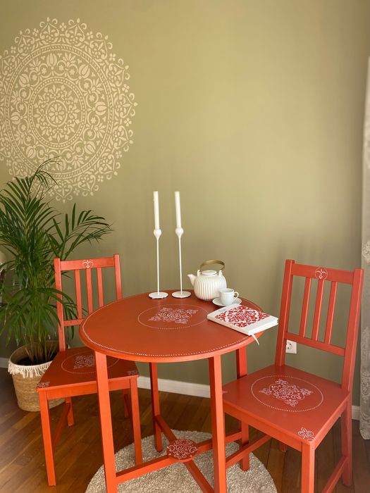 Mesa com duas cadeiras decorativas, impecável para tomar o cafe