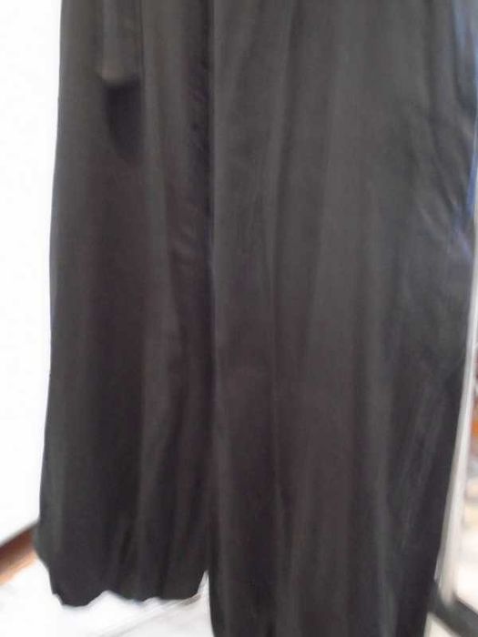 Calças pretas modelo balão