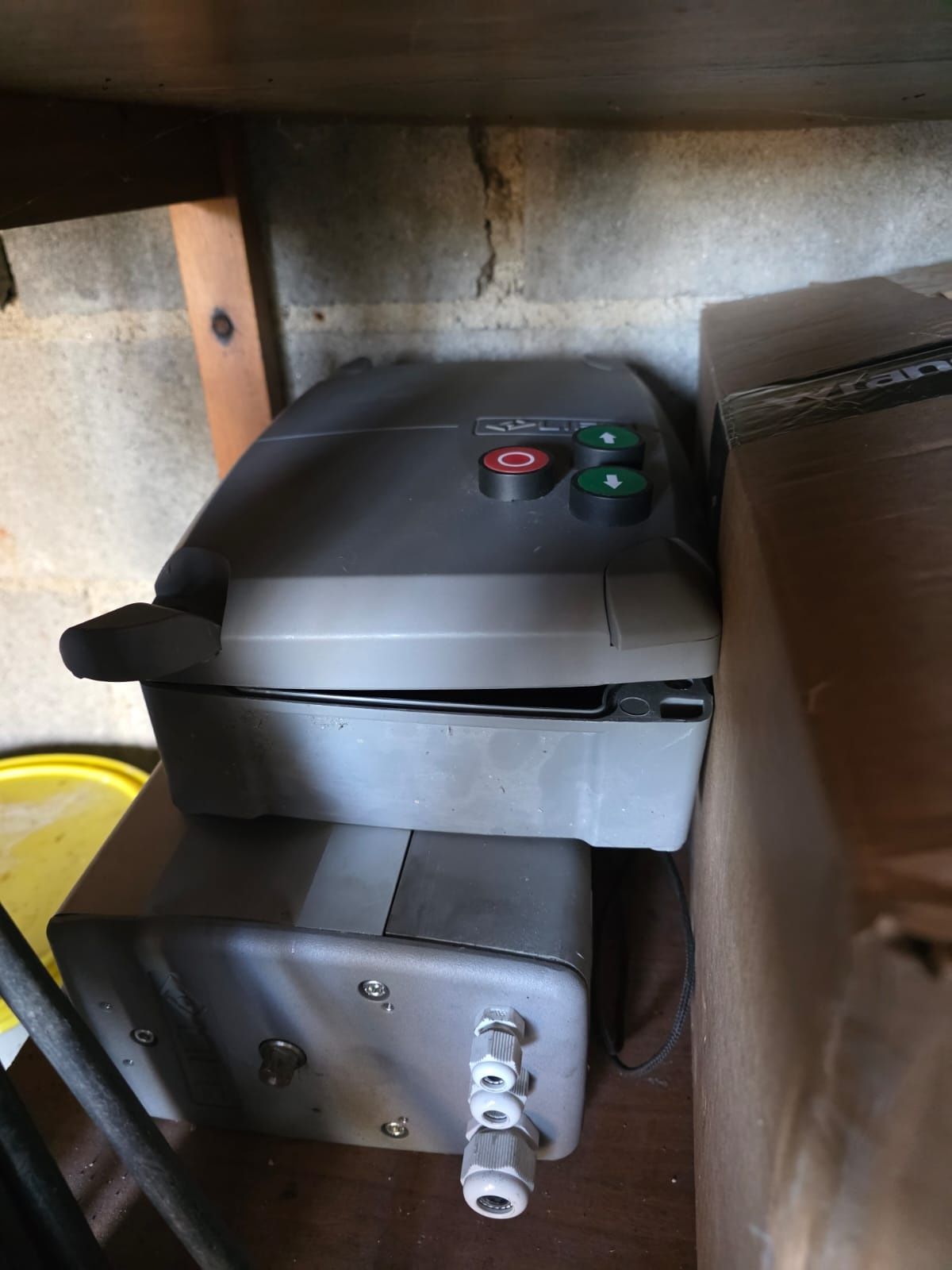 Portão seccionado com 3.00 x  2,97 com motor
