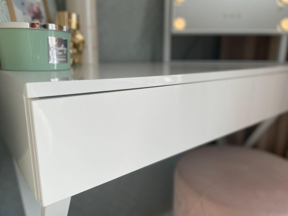 Toaletka do makijażu piękna, biała - stalowe nogi