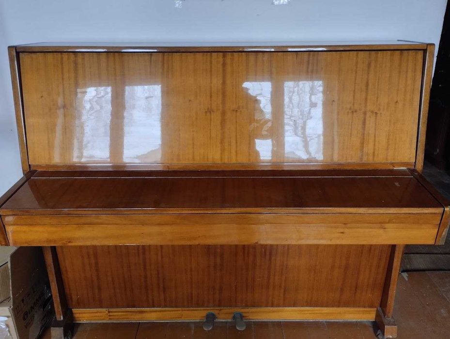 Фортепіано, "Україна"