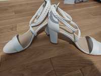 Nowe skórzane białe sandały 39