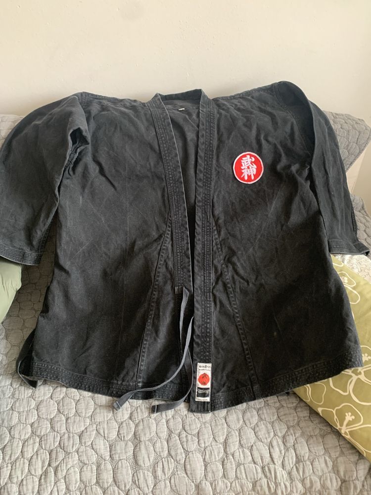 Czarne kimono do sportów walki