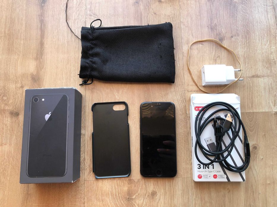 Apple iPhone 8 + box, etui, ładowarka, zestaw kabli