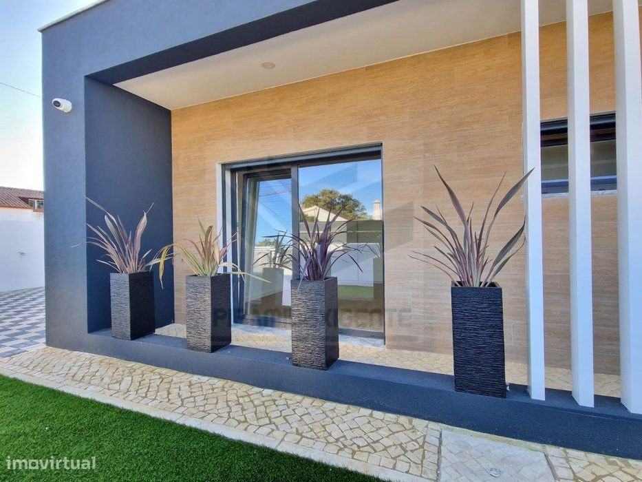 Moradia Nova, 3 Suítes, Lt 600m2, Piscina, Garagem, Azeitão