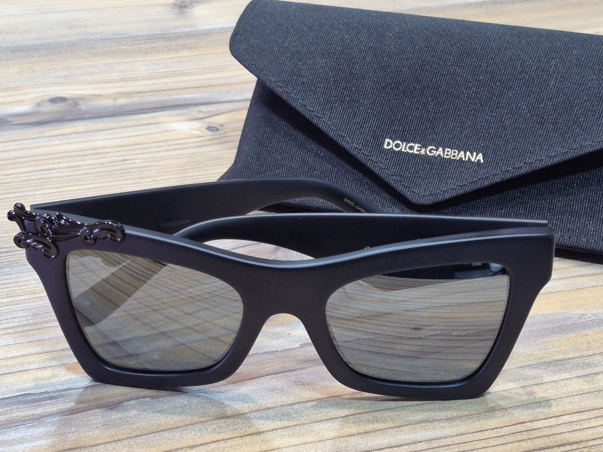 Matowe czarne, ekstrawaganckie okulary przeciwsłoneczne DG 4434 od D&G