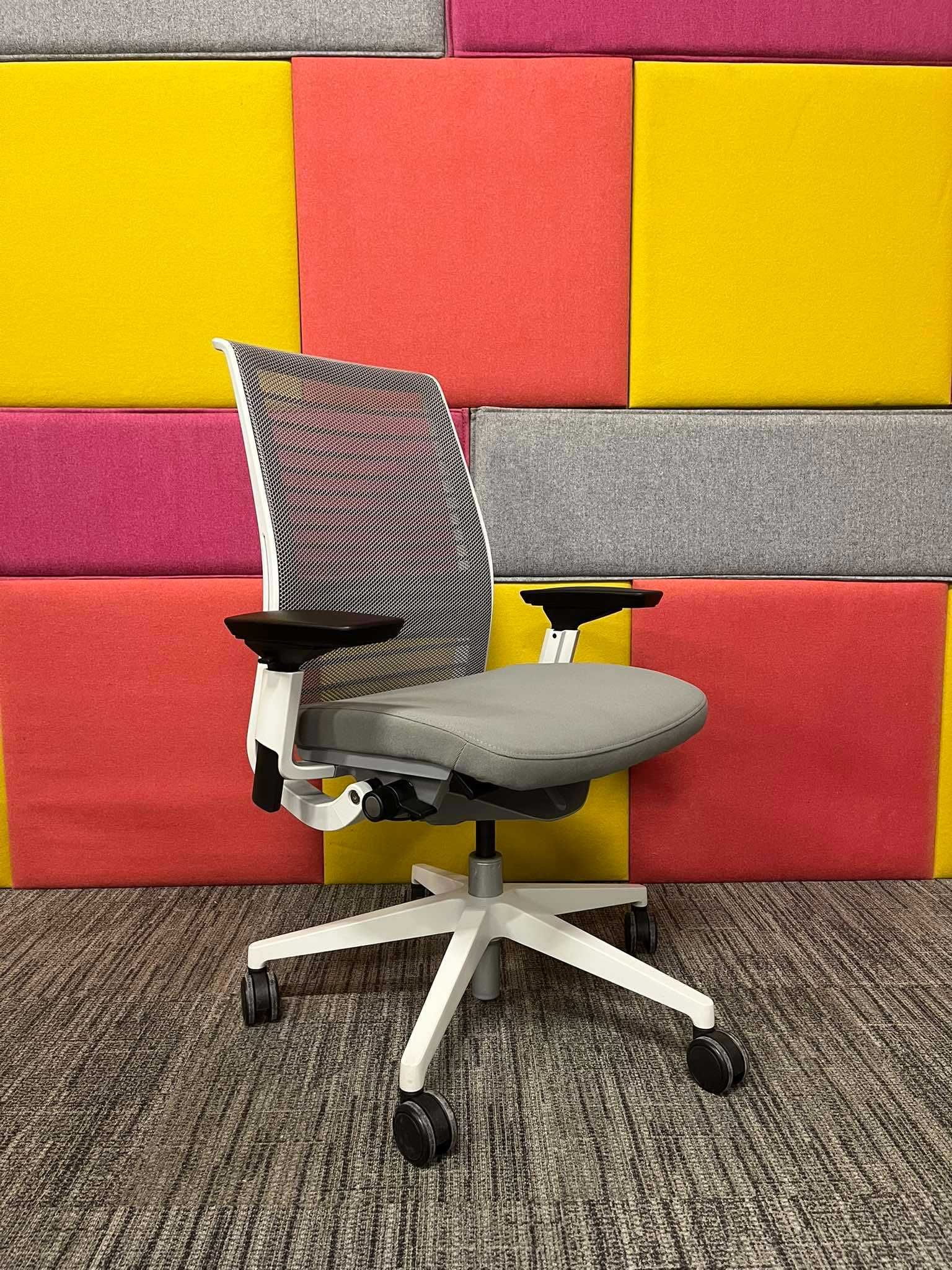 Fotel biurowy obrotowy Steelcase Think biały super stan duża ilość!