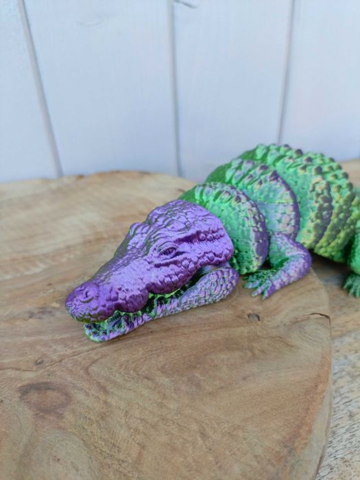 Krokodyl druk 3D ciemno zielony i mieniący się fioletowo zielony
