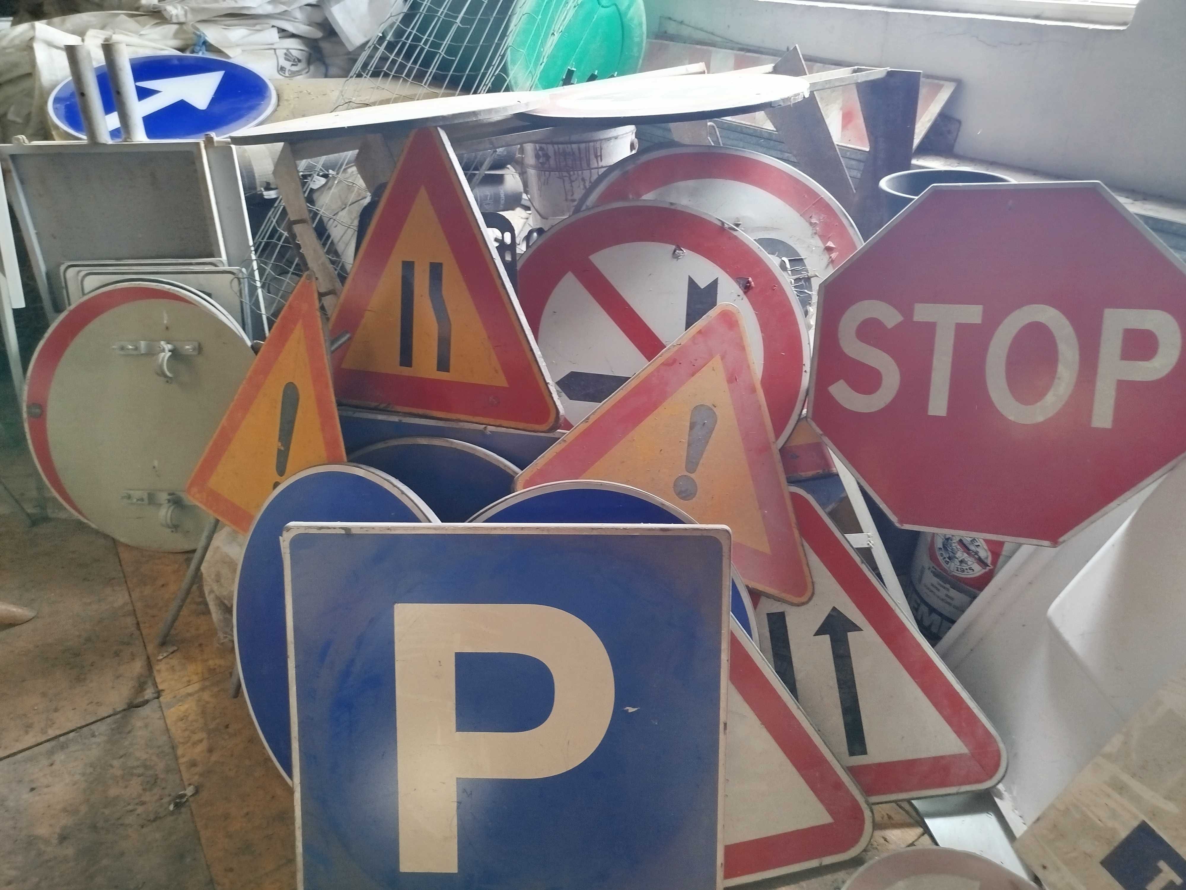 Sinais de transito  e obra diversos
