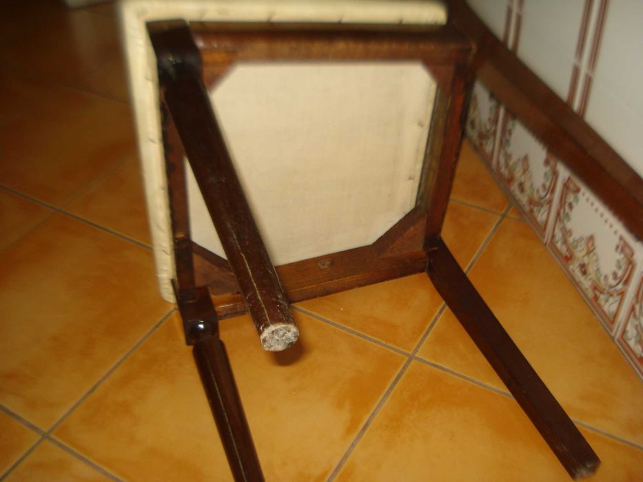 duas cadeiras com estofo de couro