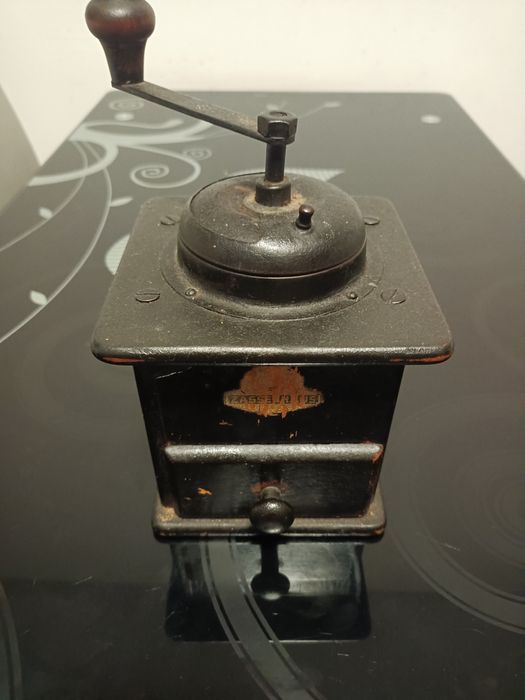 Zabytkowy młynek ręczny do kawy z 1920 roku