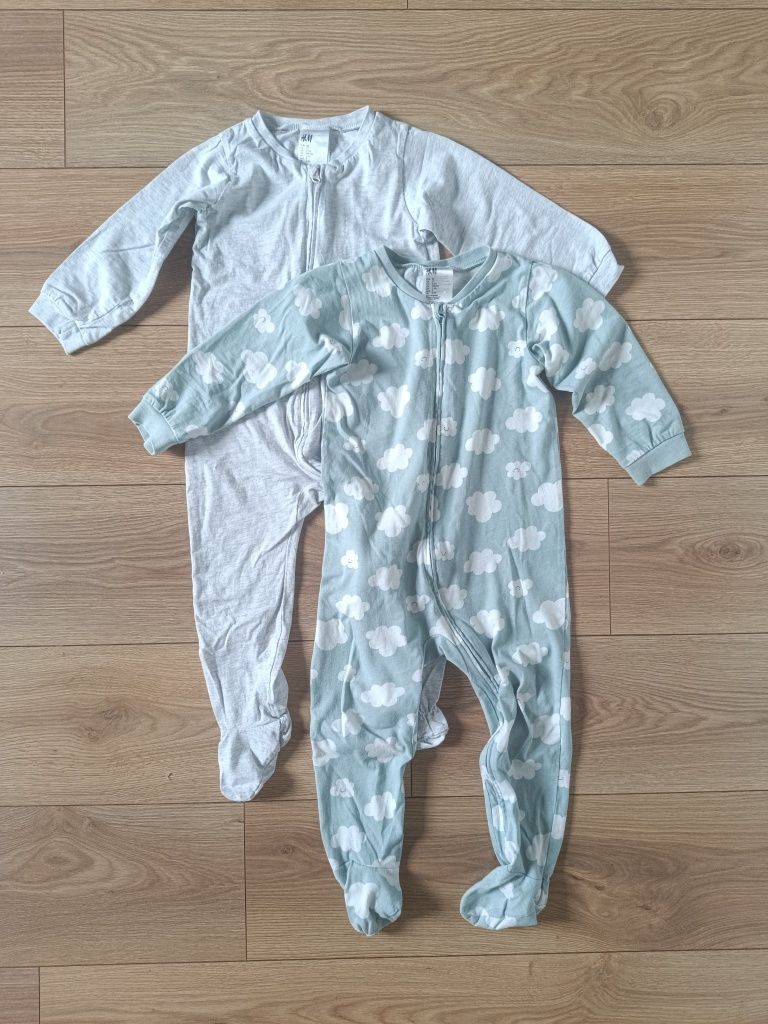 Pajac pajacyk bawełniany chłopięcy ze stopami na zamek H&M 98