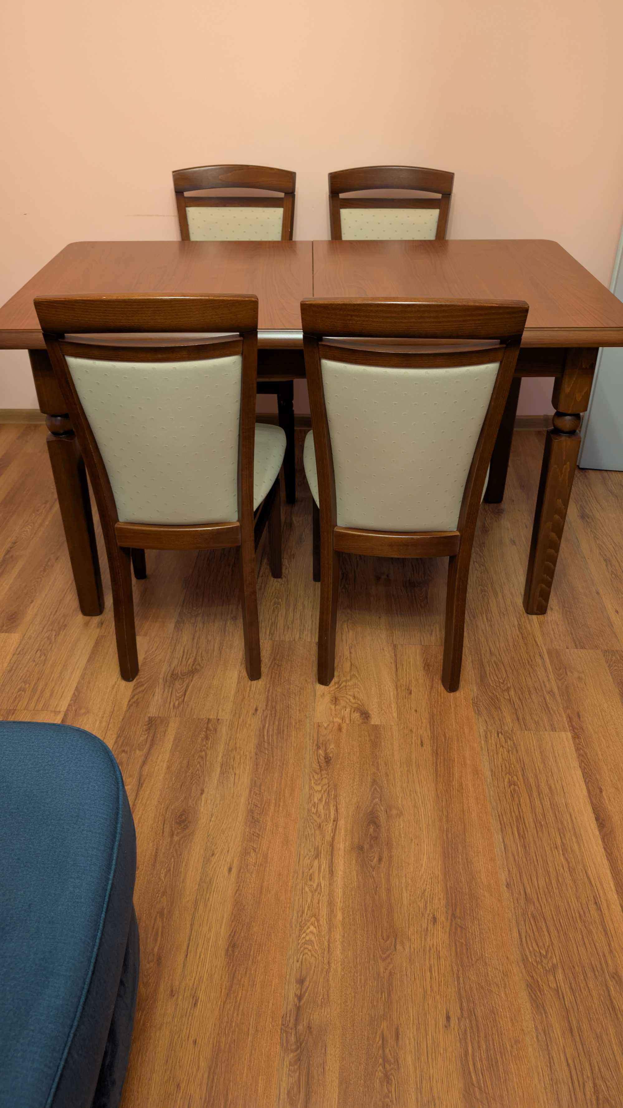 Stół plus 4 krzesła kolor orzech,
