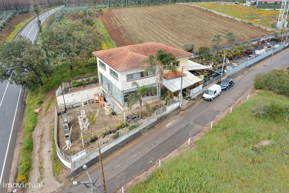 Loja com 488m2 | Estacionamento | Zona movimentada