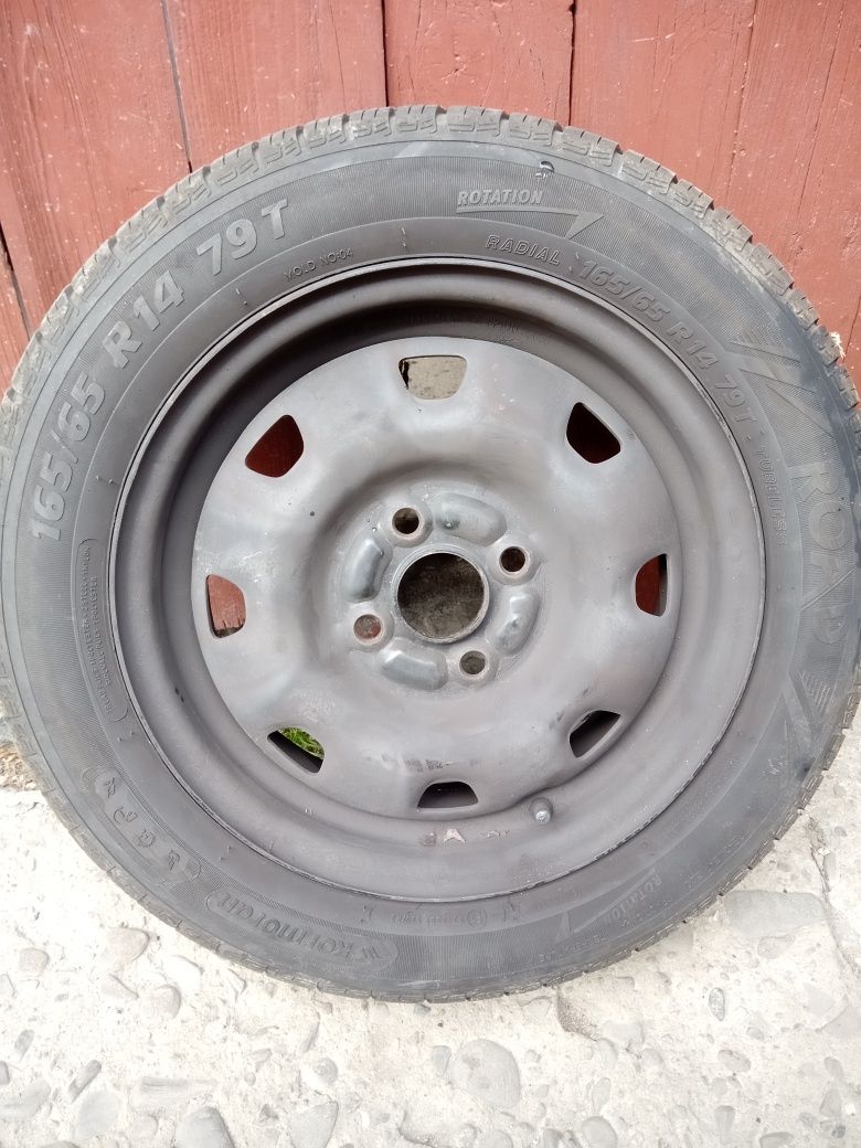 Opony letnie Kormoran 165/65 R14 z felgami stalowymi.