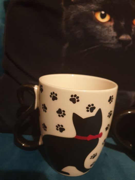 Kubek z kotem.  Czarny kot.