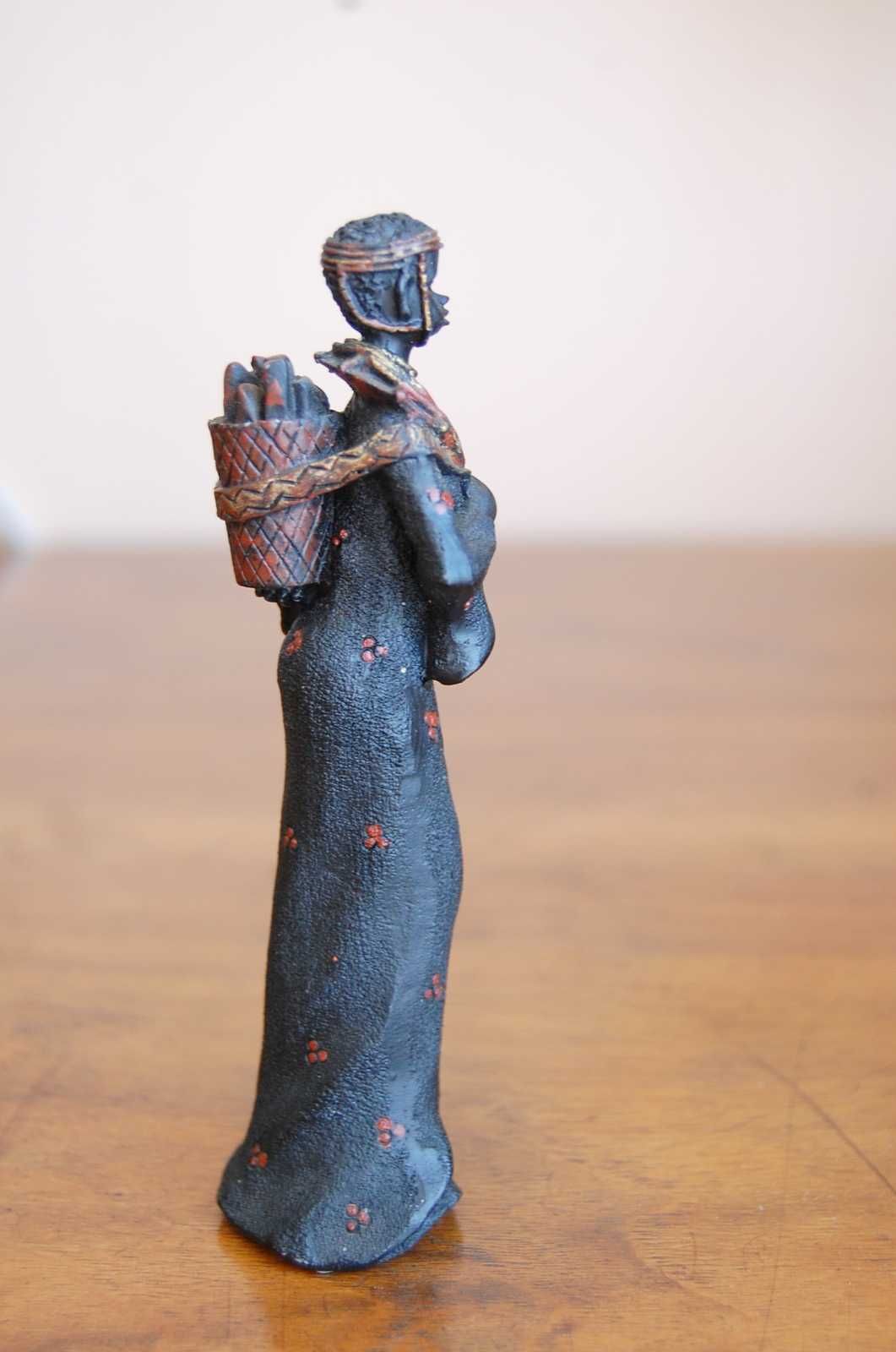 Ładna afrykańska figurka. Afrykańska kobieta. Wysokość 13 cm.