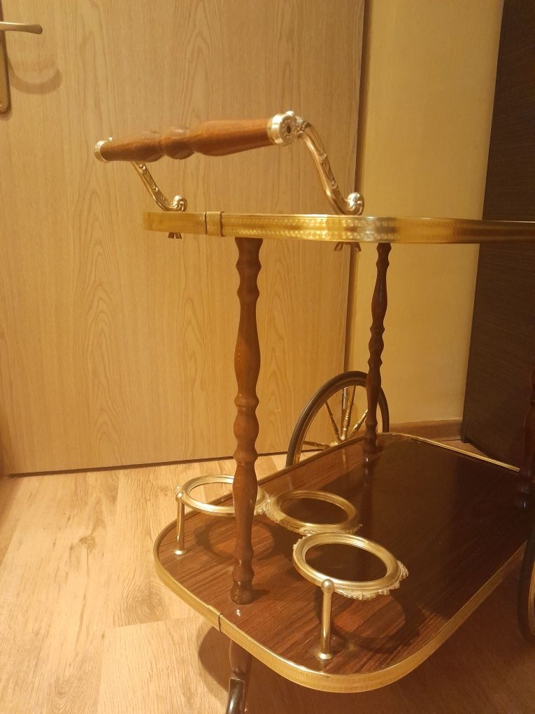 Stolik na kółkach do salonu
