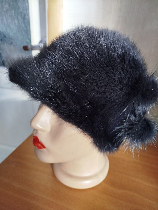 Зимова жіноча шапка з норки