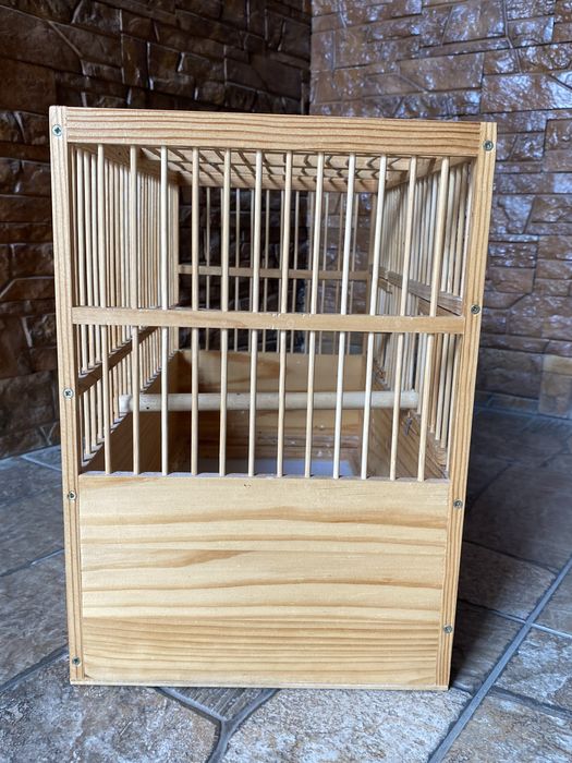 Дерев’яна клітка для птахів