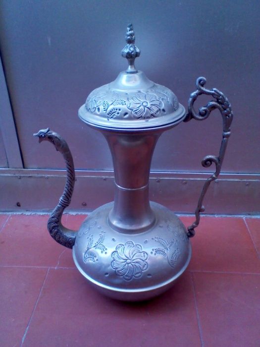 Anfora de metal para decoração