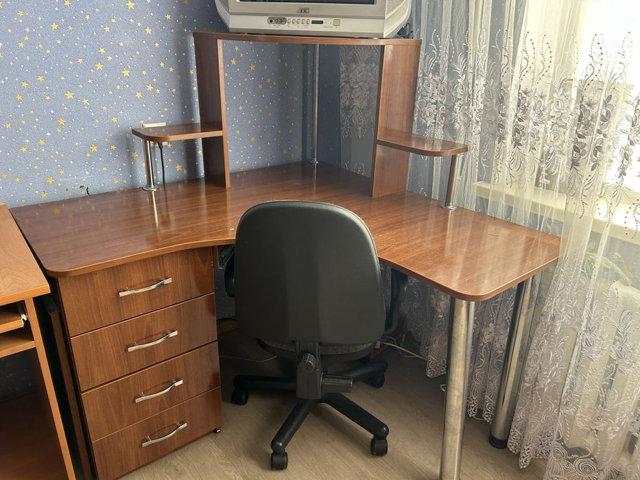 Продам Компʼютерний стіл.