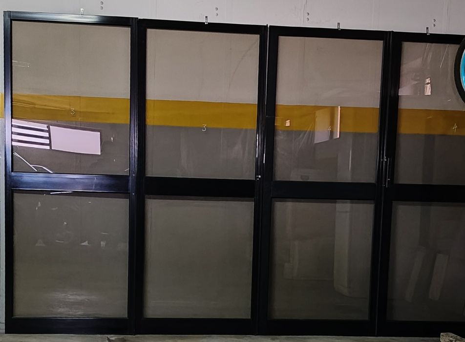 4 portas + 2 janelas de correr