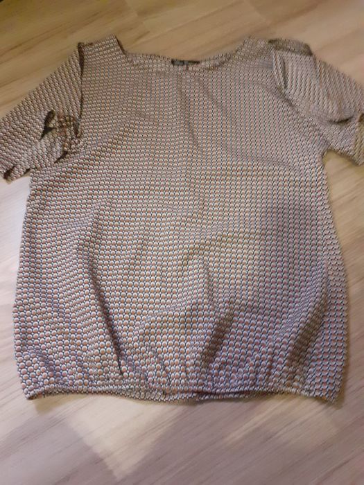 Varias roupas de mulher