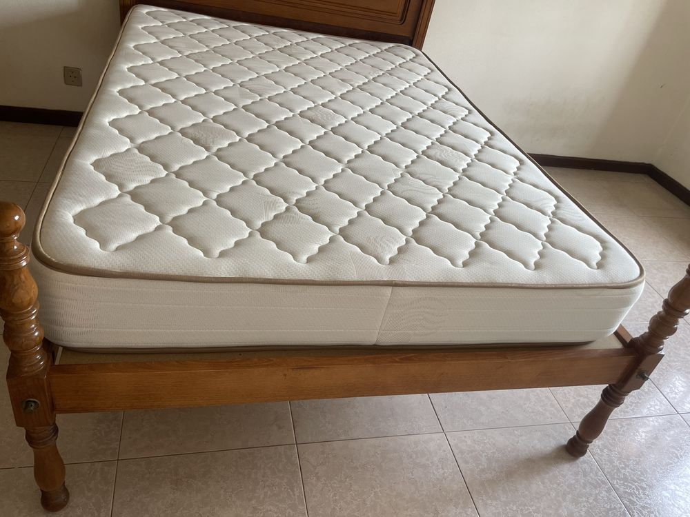 Cama de casal como nova e colchão com pouco uso