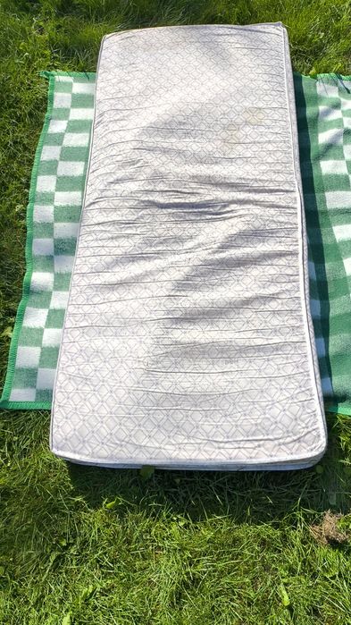 Materac z pokrowcem na zamek 90x200