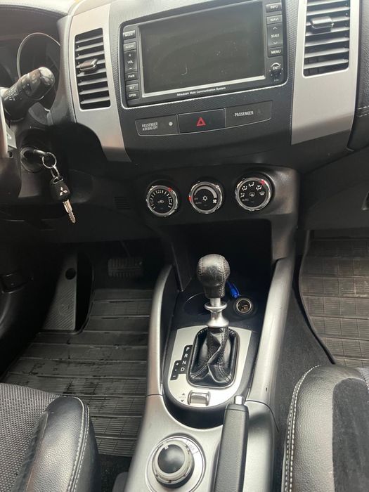 Мітсубісі аутлендер  2.2  2011 автомат