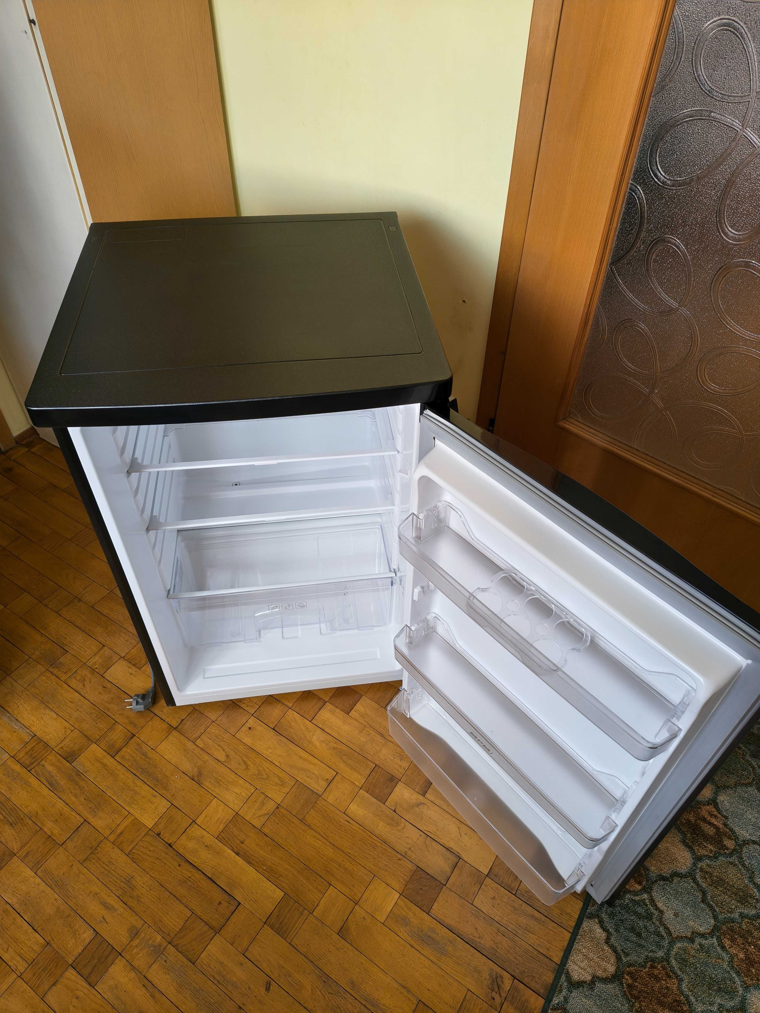 Lodówka MPM mała, czarna, wys. 85 cm
