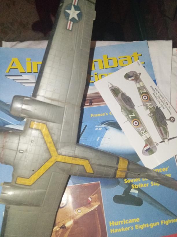 Aviao com revista e postal