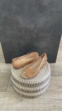 Crocs sandały Isabella Jelly II Flat Dark Gold W11 42/43