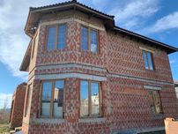 Коробка из красного кирпича в Совиньоне