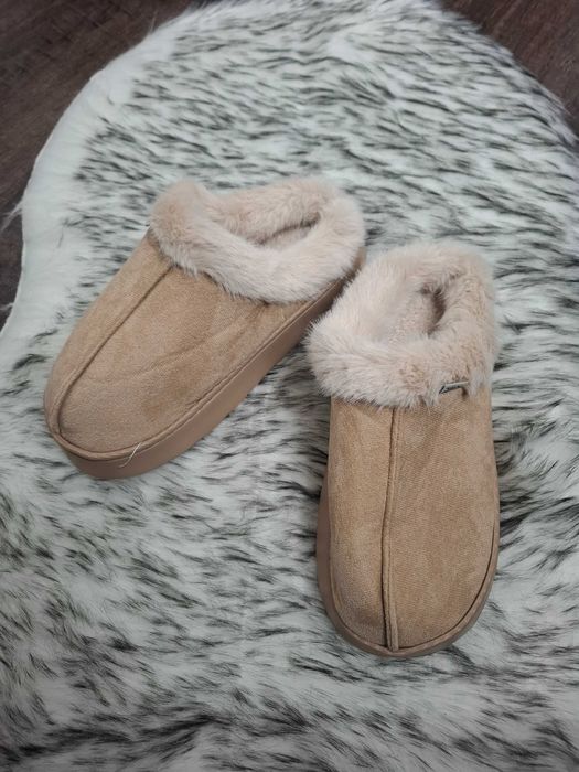 Beżowe kapcie futro (02)