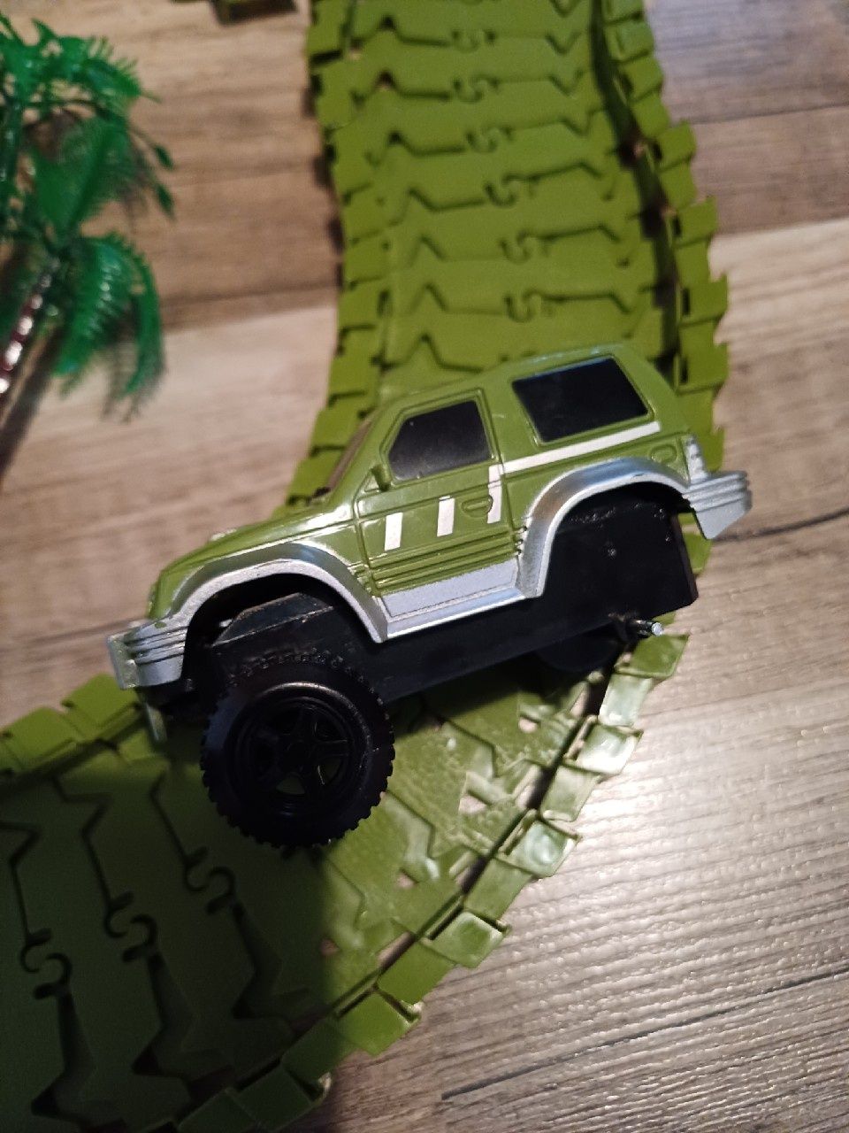 Tort samochodowy z dinozaurami Orbital Paradise