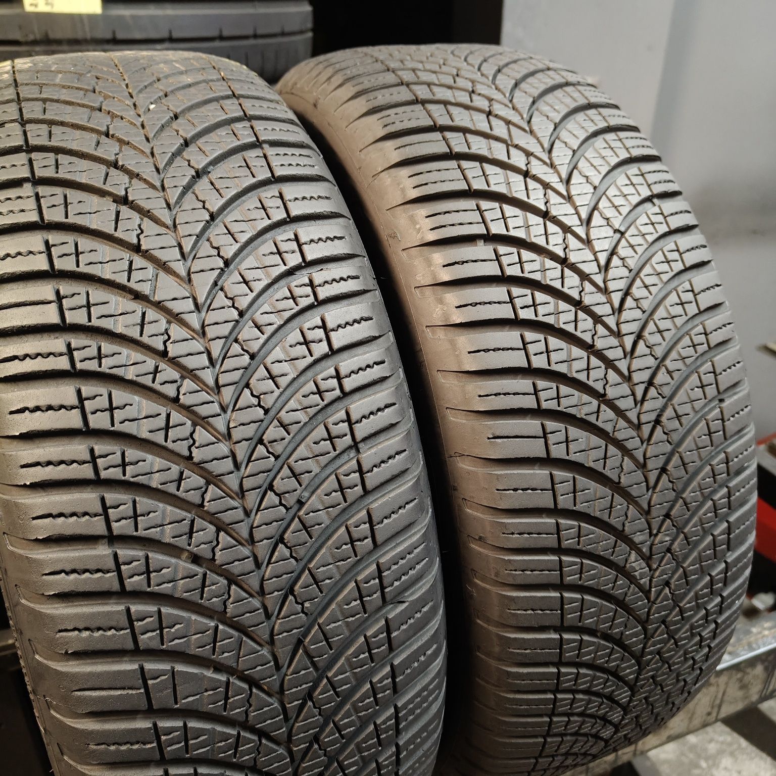 205/55/16 XL Sprzedam parę opon całorocznych Goodyear