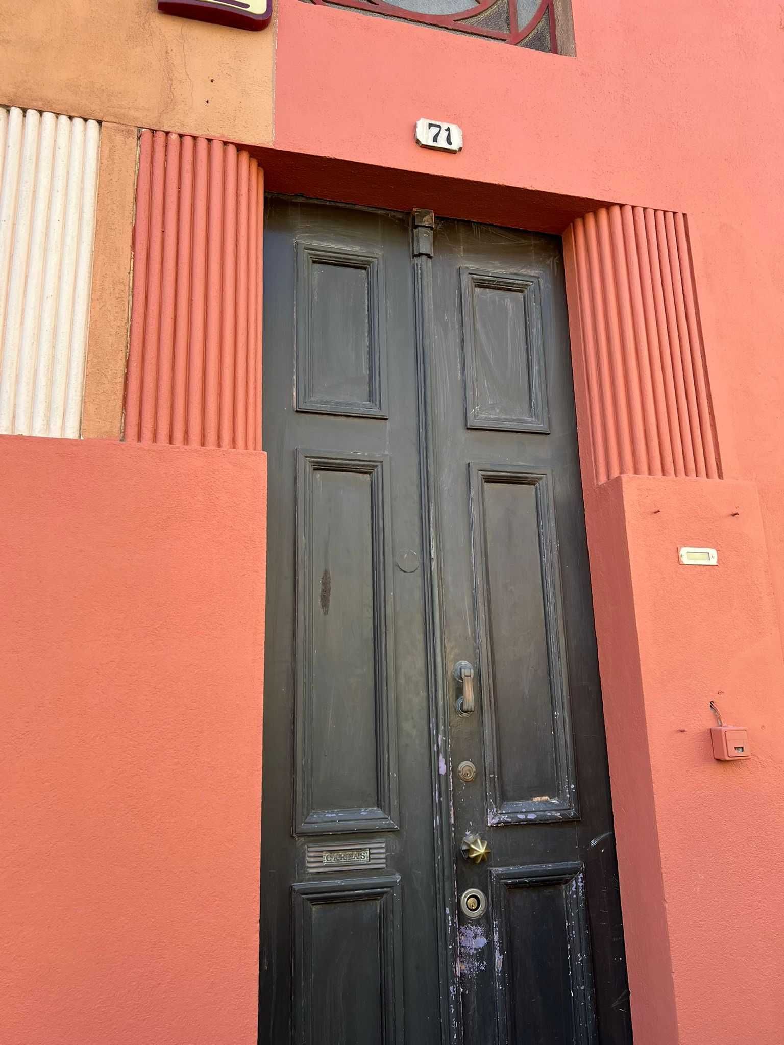 Quarto com cama de solteiro num apartamento de 3 quartos
