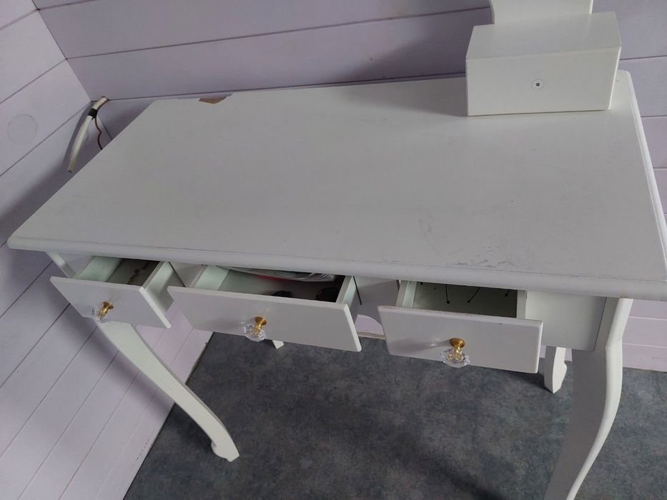 Туалетный столик в детскую комнату