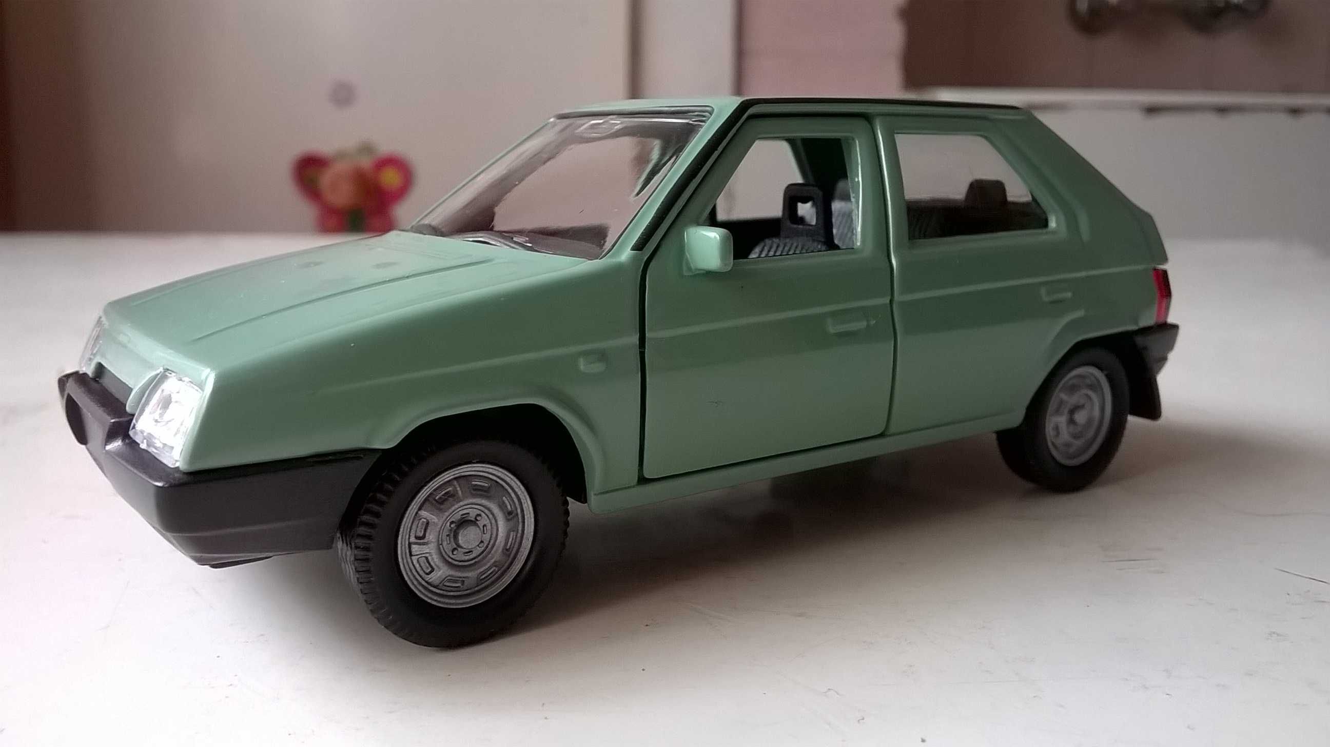 SKODA Favorit - model w wersji sedan; skala 1:43; metalowo-plastikowy