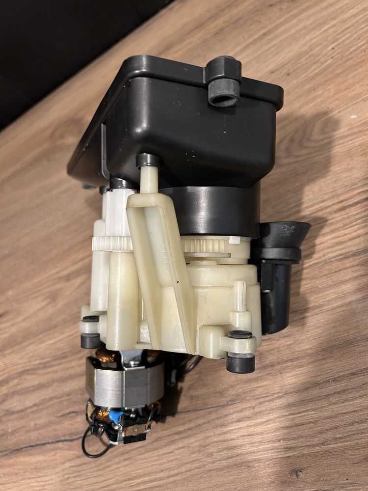 Młynek kawy Delonghi esam