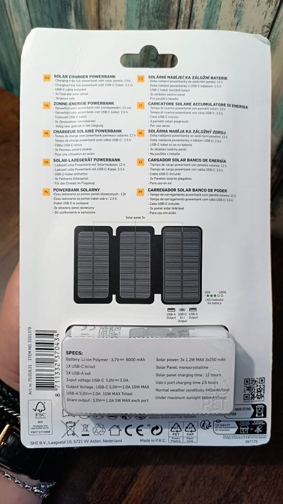 Powerbank ładujący się na energię słoneczną bądź sieciowa
