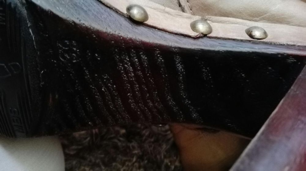 Botim preto em pele por dentro e por fora.