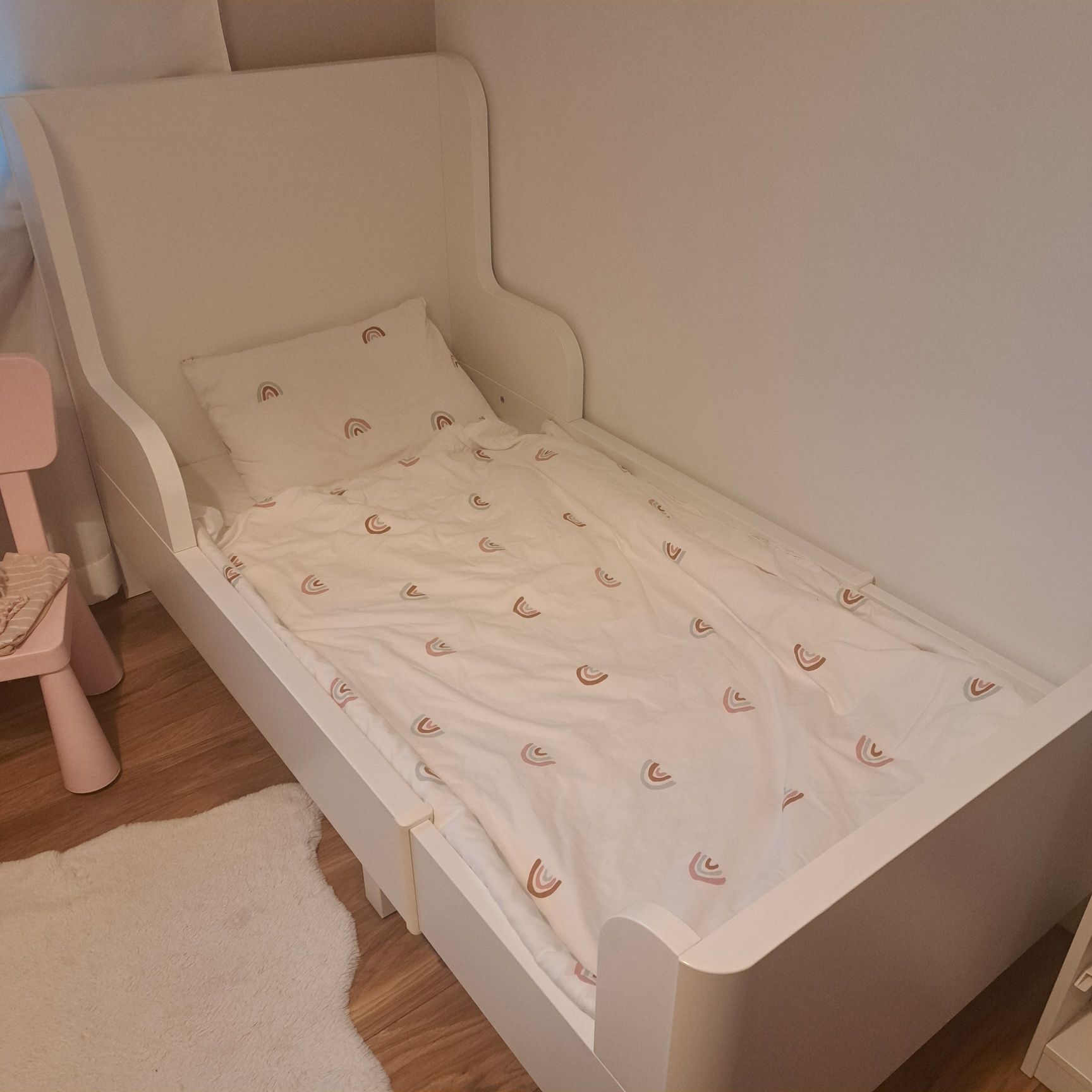 Białe łóżko IKEA rosnące z dzieckiem