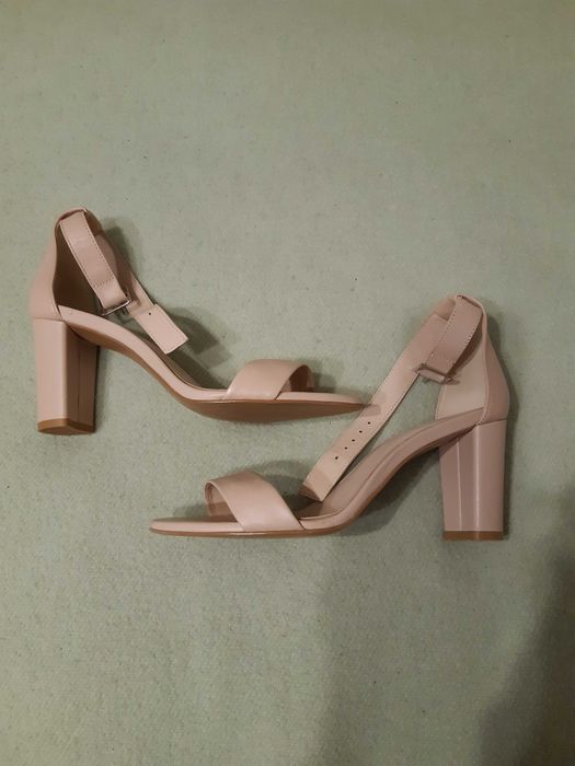 Sandały damskie beżowe eleganckie z zapięciem wokół kostki