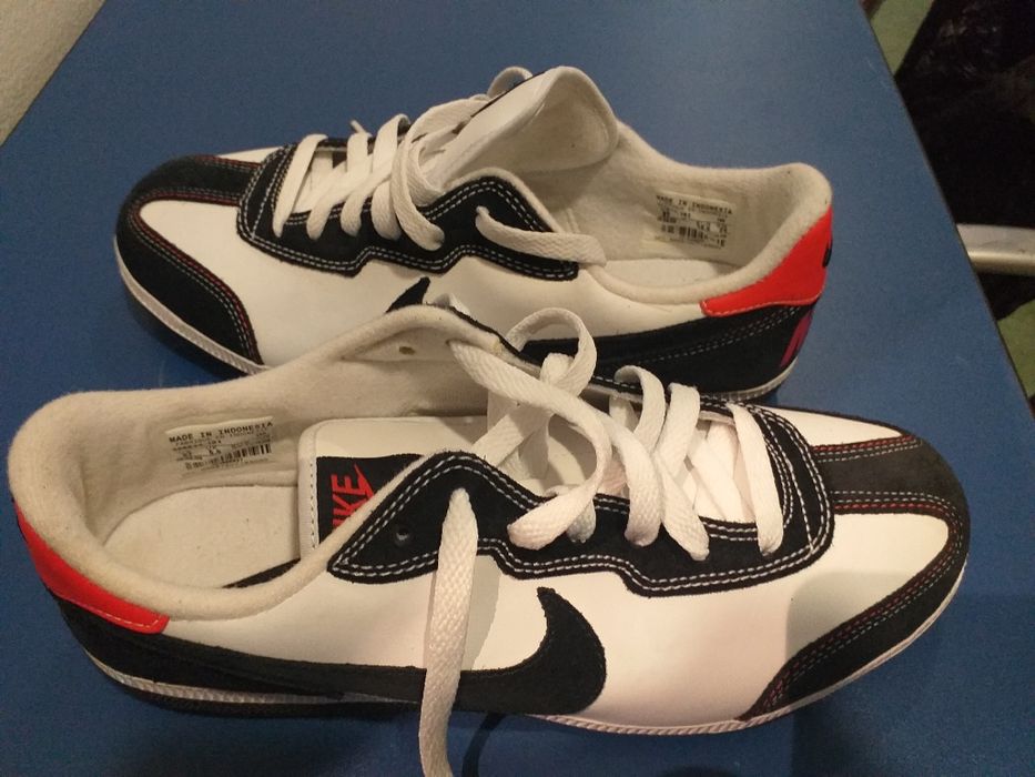 Tenis Nike brancos e pretos